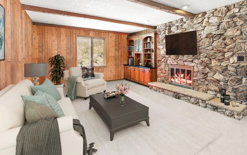 8615 Range Line Rd, Milwaukee, WI 53217-2033