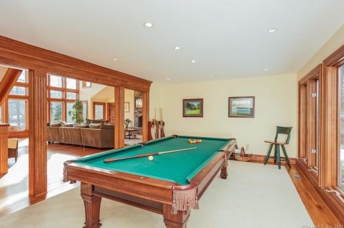 303 Mamanasco Rd, Ridgefield CT 06877-2425 exterior