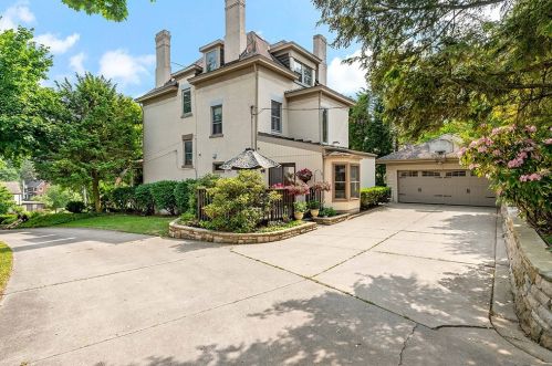 654 Bower Hill Rd, Pittsburgh PA 15243-2040 exterior