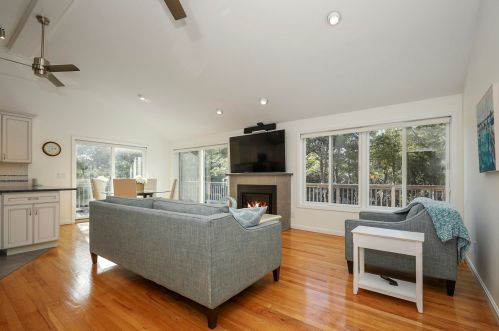 375 Hatch Rd, Eastham MA 02642-1847 exterior