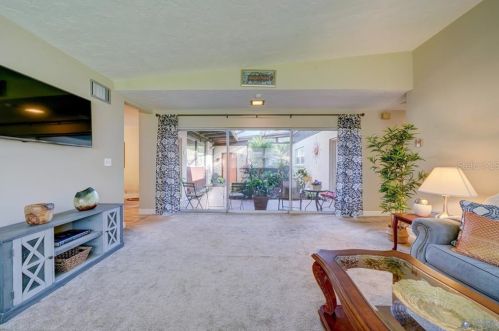 825 Riv Dr, Tampa FL 33617-7864 exterior