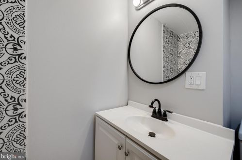 6410 Guyer Ave, Philadelphia PA 19153-2406 exterior