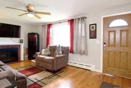 48 Spier Ave, Enfield CT 06082-4346 exterior