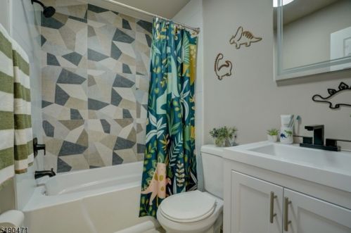 15 Normandy Cir, Hopatcong NJ  07843-1840 exterior