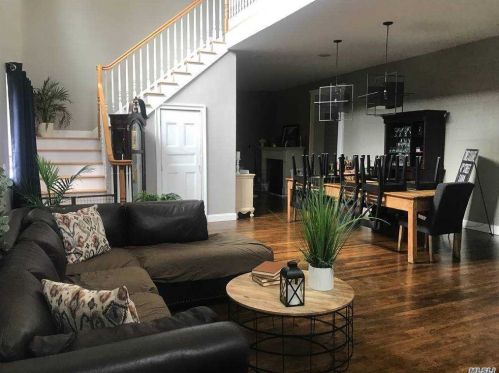 971 Karshick St, Bohemia NY 11716-4324 exterior