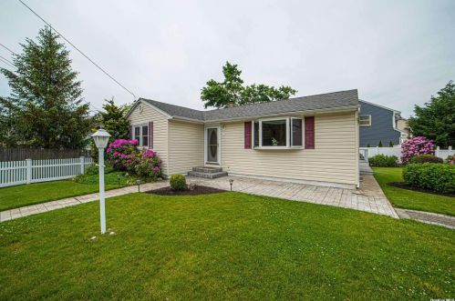 82 Baywood St, Babylon, NY 11704-5154