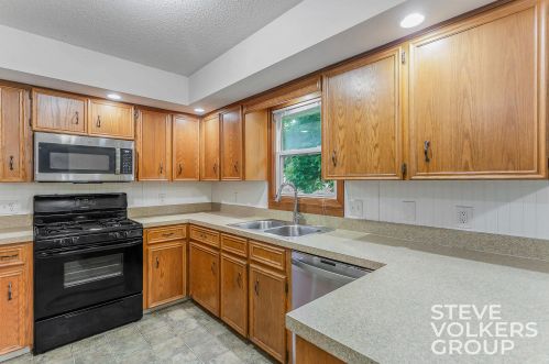 7385 Sunview Dr, Grand Rapids MI 49548-7381 exterior