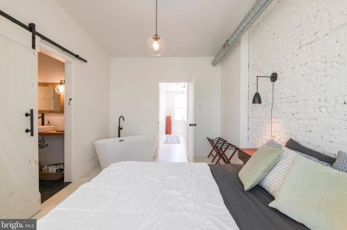 2026 Howard St, Philadelphia PA 19148-3334 exterior