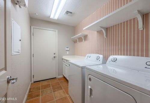 3931 Crst Ln, Phoenix AZ 85027-1602 exterior