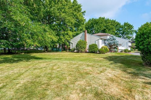 11 Falcon Dr, Edison NJ 08820-2759 exterior