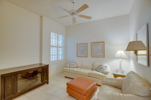 320 Bentley Cir, Fort Pierce FL 34986-2475 exterior