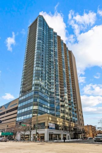 111 Maple St, Chicago IL  60610-5401 exterior