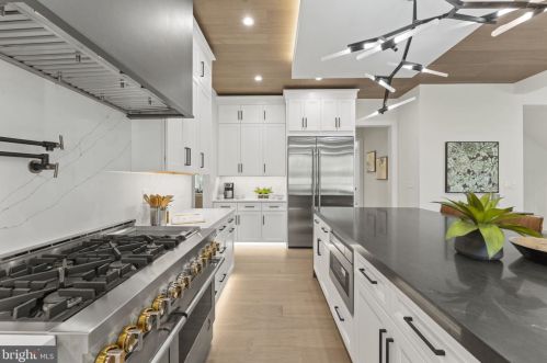 1327 Mayflower Dr, Mc Lean VA 22101-3405 exterior