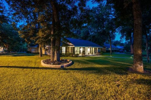 1049 Forest Grove Dr, Dallas, TX 75218-2335