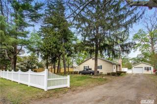 1053 Walnut Ave, Bohemia, NY 11716-3713