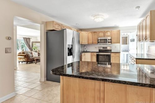 143 St, Seymour CT 06483-2910 exterior