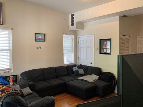 3040 Greenview Ave, Chicago, IL 60657-3115