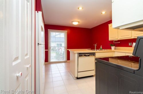 1439 Lantern Ln, Rochester MI 48306-4240 exterior