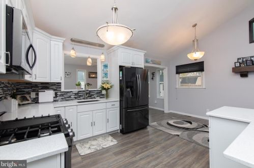 18 Trinity Ln, Blenheim NJ exterior