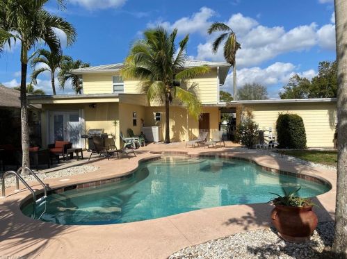 758 95th Ave, Naples, FL 34108-2457