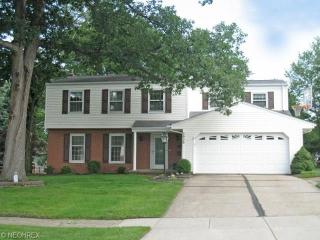 5920 Woodbury Hills Dr, Cleveland, OH 44134-6033