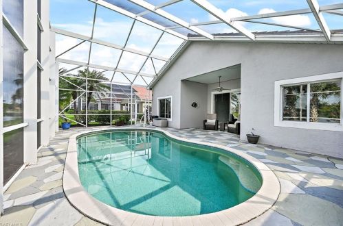 7571 Berkshire Pne Dr, Naples FL 34104-9445 exterior