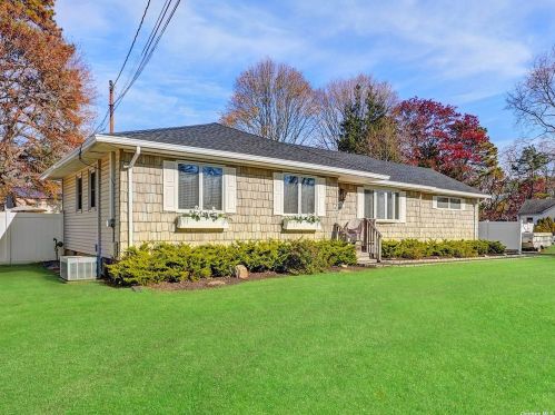 343 Gillette St, Huntington Station, NY 11746-7027