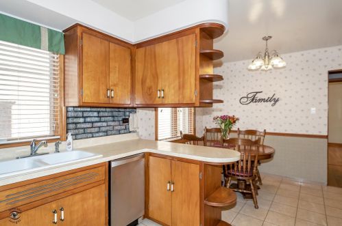 10108 Washtenaw Ave, Chicago IL 60645-3228 exterior