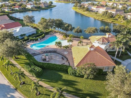 2062 Grv Dr, Naples FL 34120-1424 exterior