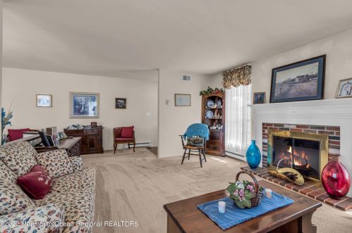 8 Gladstone Ave, Lakehurst NJ 08759-6625 exterior