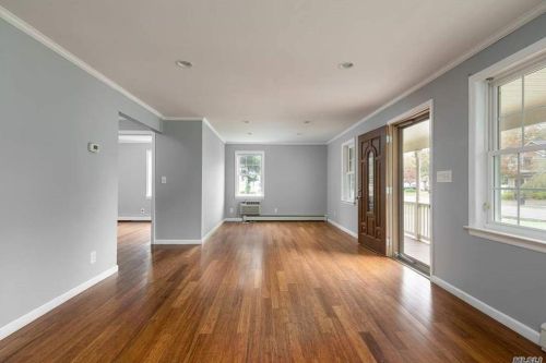 670 Locust Ave, Bohemia NY 11716-2144 exterior