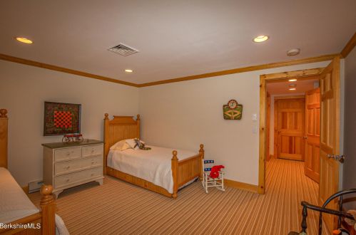 47 Fairwynds Dr, Lenox MA 01240-2729 exterior