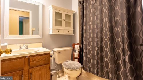 306 Foxcroft Cir, Limerick PA 19468-1538 exterior