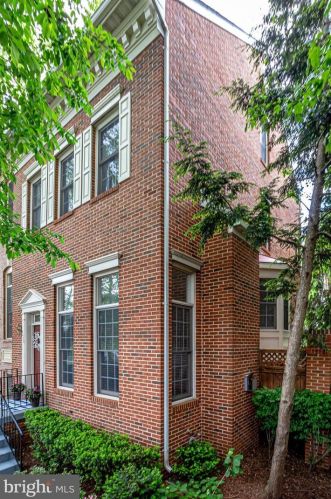 2412 Garnett Dr, Alexandria, VA 22311-4906