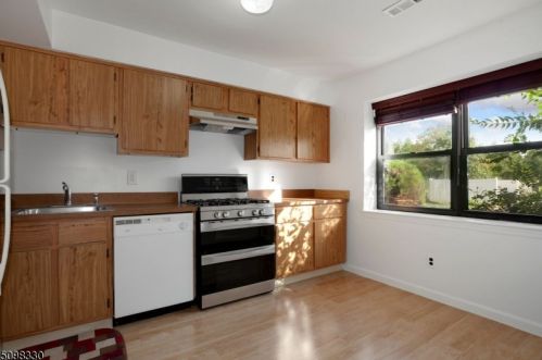 1944 Raspberry Ct, Edison NJ 08817-2744 exterior