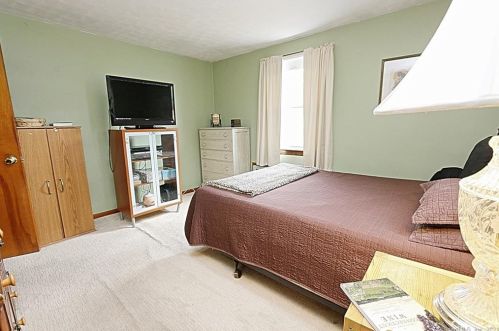 5 Eleanor Rd, Enfield CT 06082-2400 exterior