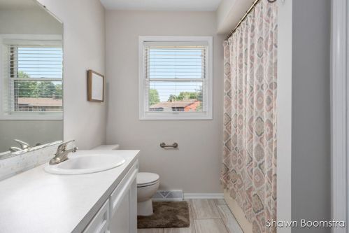 7497 Sunview Dr, Grand Rapids MI 49548-7382 exterior