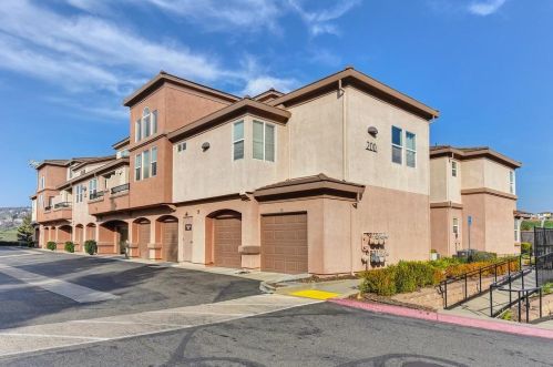 200 Moon Cir, Folsom CA 95630-4101 exterior