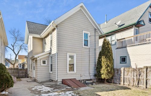 1672 Cass St, Milwaukee WI  53202-2053 exterior