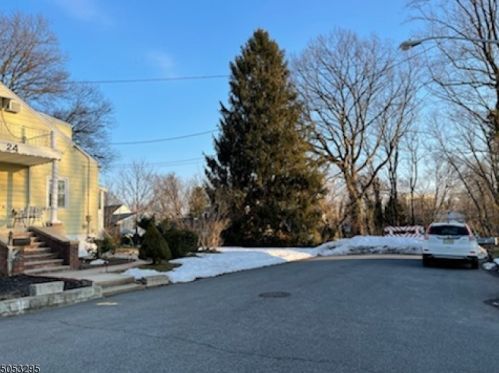 24 Elm Ave, Iselin, NJ 08830-1506