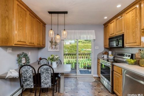 16 Dovecote Ln, Commack NY 11725-2707 exterior