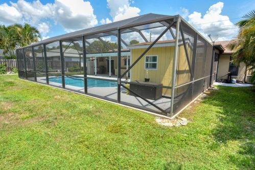 834 Walters Ter, Fort Pierce FL 34983-3963 exterior