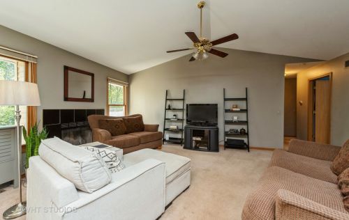 7515 Hickory Grv, Bull Valley IL 60097-8698 exterior