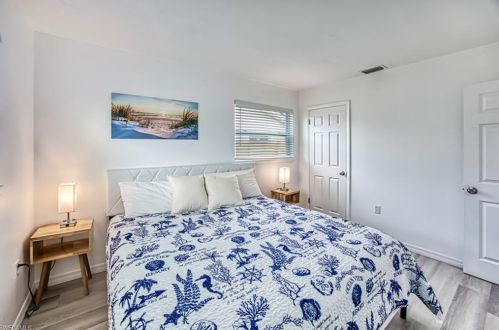 1096 Rordon Ave, Naples FL 34103-4577 exterior