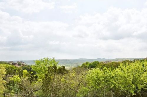 309 Emerald Rdg Dr, Austin TX 78732-1235 exterior