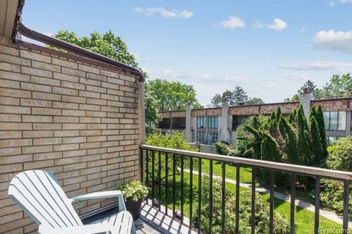 1201 Oakwood Ct, Rochester MI 48307-2539 exterior