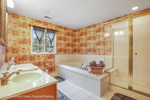 142 Beechwood Dr, Red Bank NJ 07702 exterior