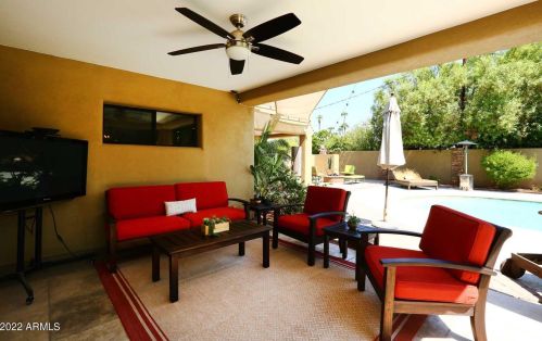 4451 Earll Dr, Phoenix AZ 85031-3821 exterior