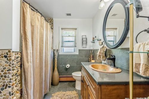 59 Avondale St, Valley Stream NY 11581-1801 exterior