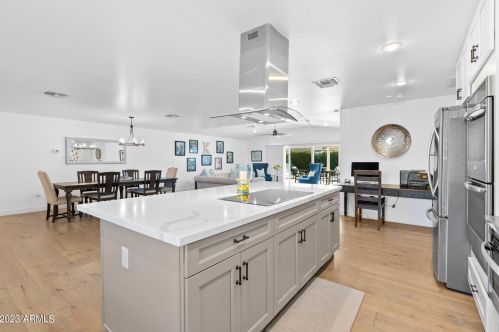 5201 34th St, Phoenix AZ  85018-1440 exterior